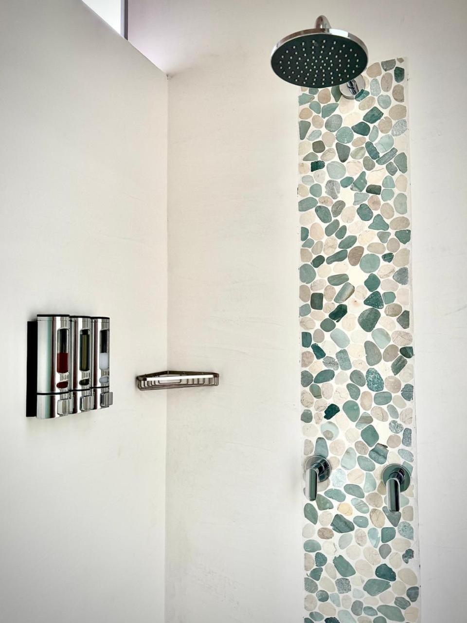 Iluminar Beachfront Suites 노사라 객실 사진