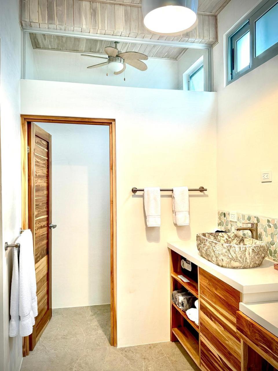 Iluminar Beachfront Suites 노사라 객실 사진